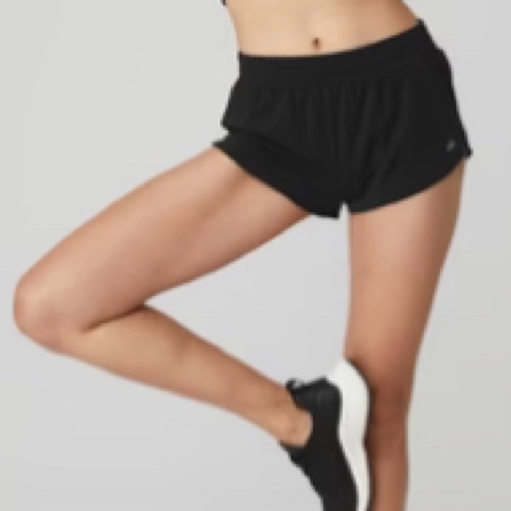 Alo Yoga Dolphin Short - size small